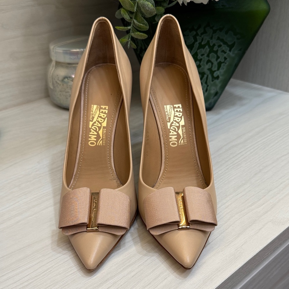Salvatore Ferragamo Nude Bow Heels (9.5 B)